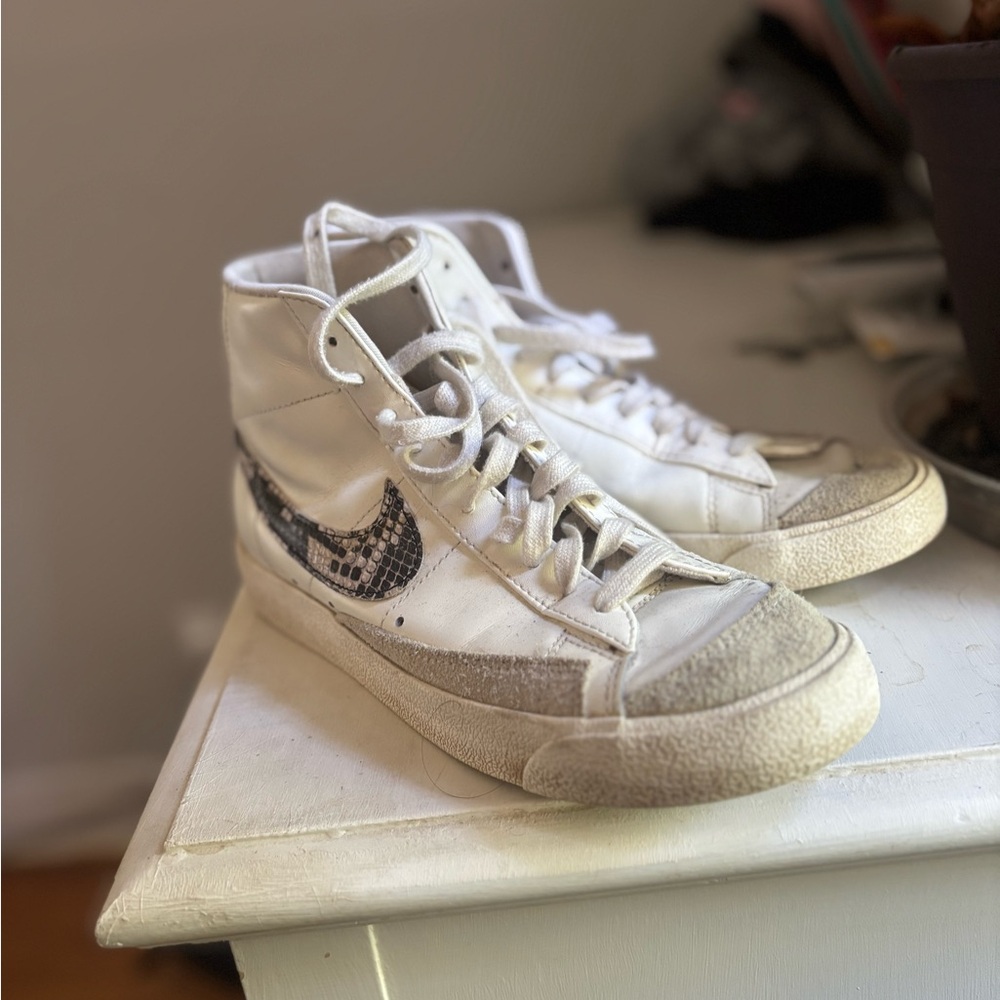 Nike White and Gray Sneakers Classic Style